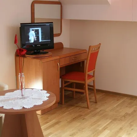 Kajzer Apartmanhotel 2*