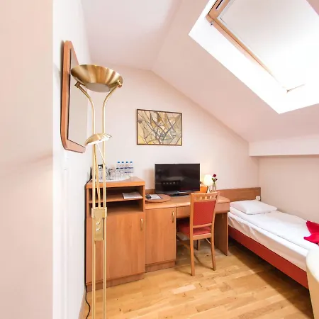 Kajzer Apartmanhotel 2*